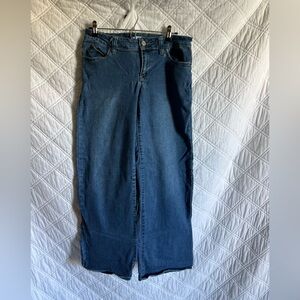 Stretchy booty plump jeans only worn a few times.